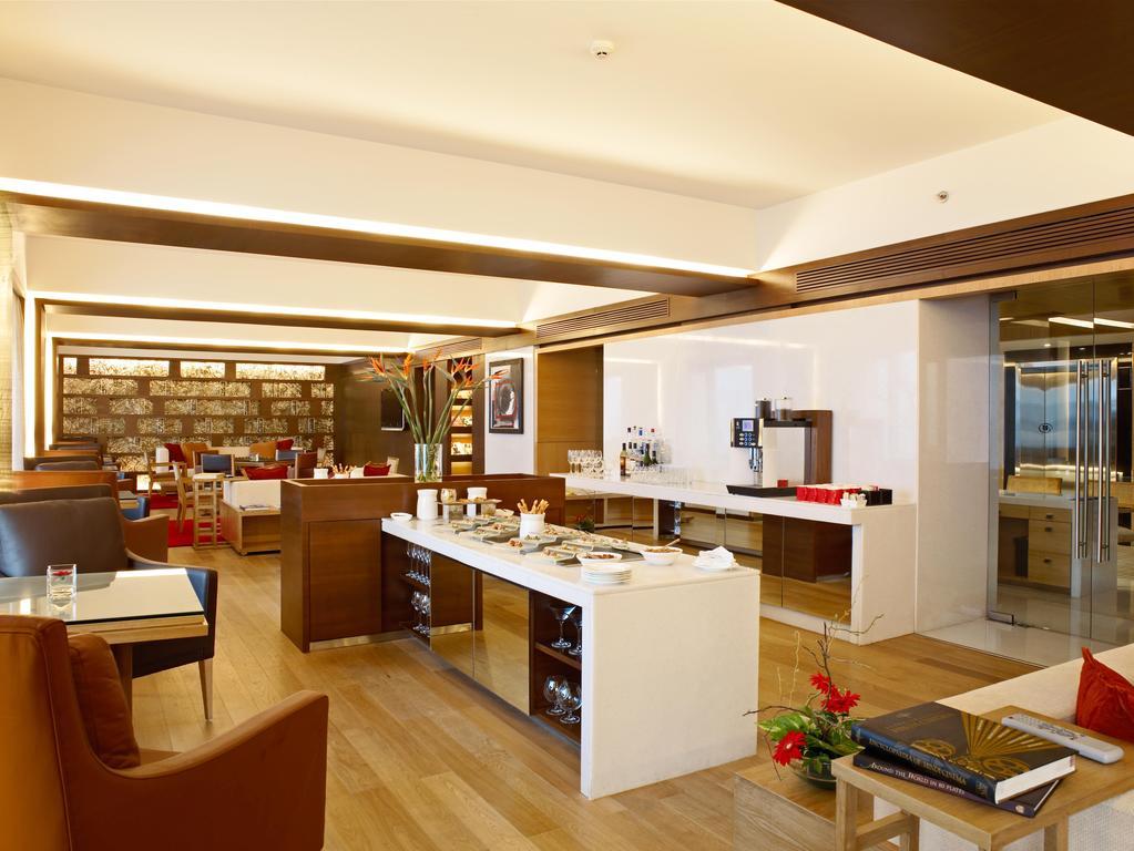 Trident Nariman Point Hotel Mumbai Exterior foto The lounge at Mumbai airport